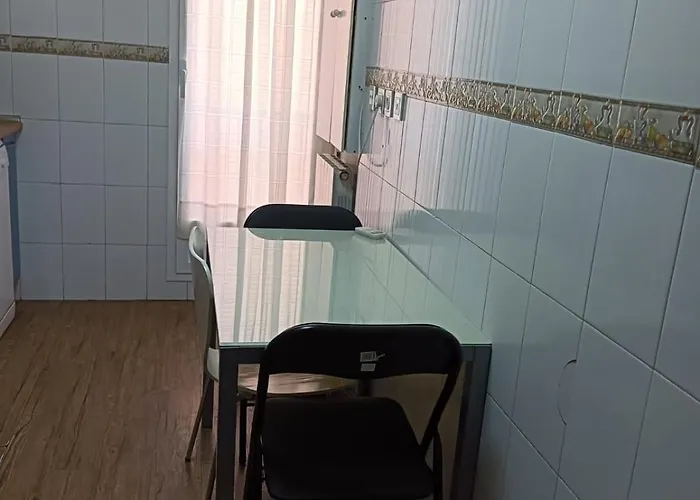 En El Centro Encima De Piscina Palafox 사라고사